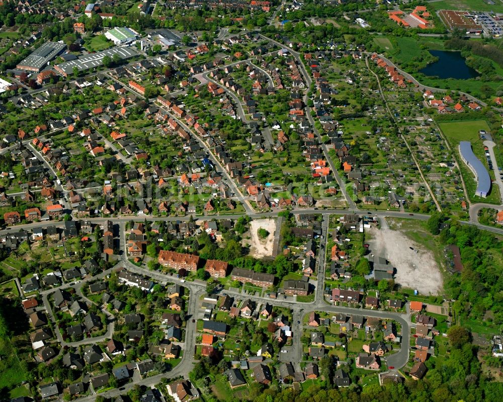 Lauenburg/Elbe from the bird's eye view: Residential area - mixed development of a multi-family housing estate and single-family housing estate in Lauenburg/Elbe in the state Schleswig-Holstein, Germany