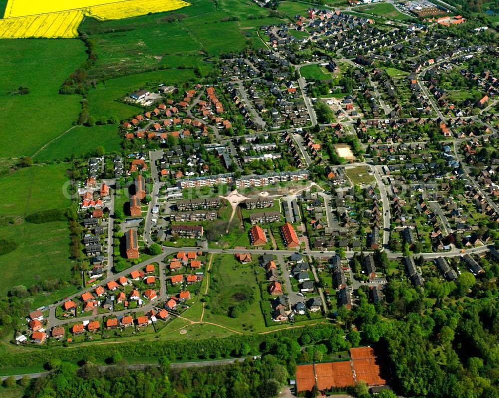 Aerial photograph Lauenburg/Elbe - Residential area - mixed development of a multi-family housing estate and single-family housing estate in Lauenburg/Elbe in the state Schleswig-Holstein, Germany