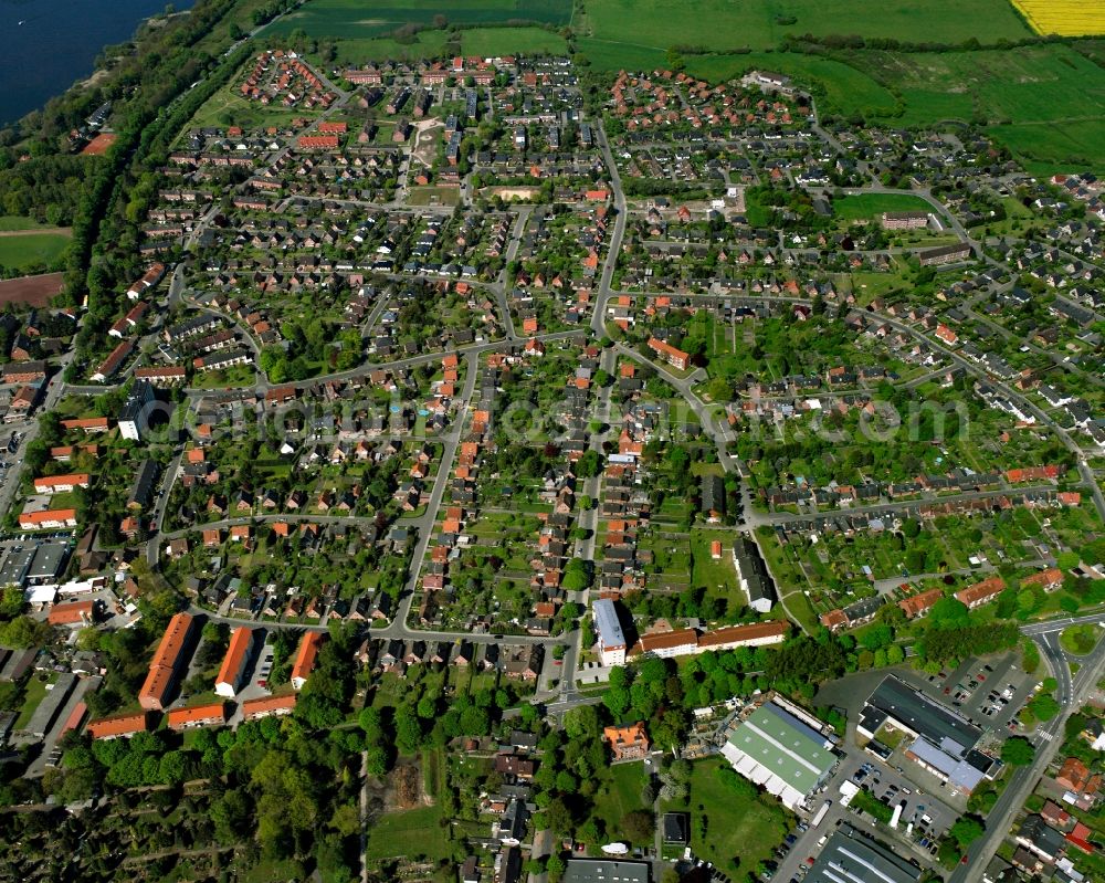 Aerial photograph Lauenburg/Elbe - Residential area - mixed development of a multi-family housing estate and single-family housing estate in Lauenburg/Elbe in the state Schleswig-Holstein, Germany