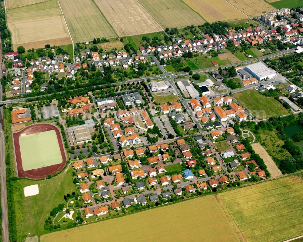 Leihgestern from the bird's eye view: Residential area - mixed development of a multi-family housing estate and single-family housing estate in Leihgestern in the state Hesse, Germany