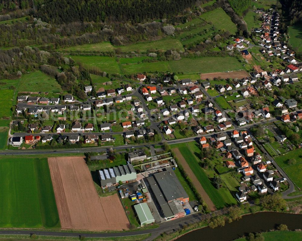 Aerial image Lengers - Residential area - mixed development of a multi-family housing estate and single-family housing estate in Lengers in the state Hesse, Germany