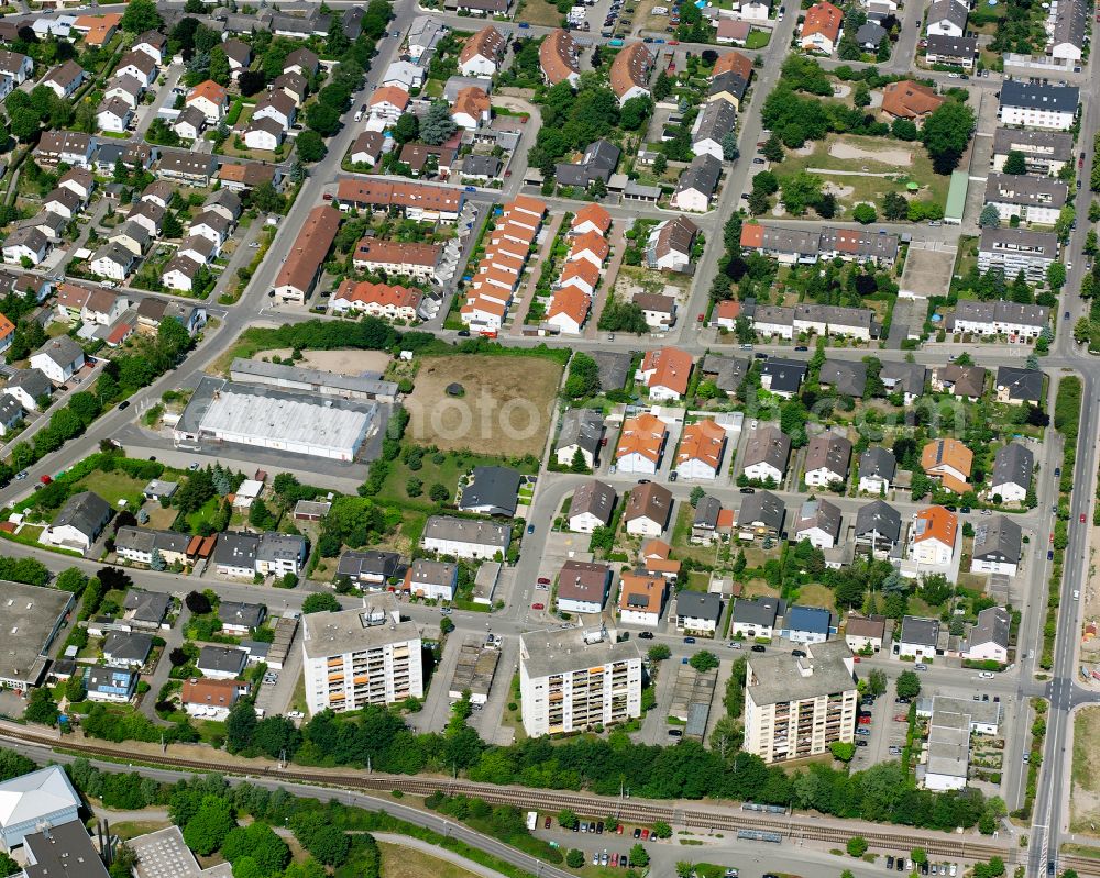 Aerial photograph Linkenheim - Residential area - mixed development of a multi-family housing estate and single-family housing estate in Linkenheim in the state Baden-Wuerttemberg, Germany