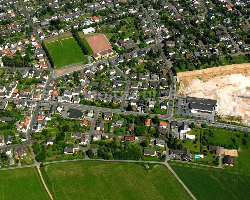 Linter from above - Residential area - mixed development of a multi-family housing estate and single-family housing estate in Linter in the state Hesse, Germany