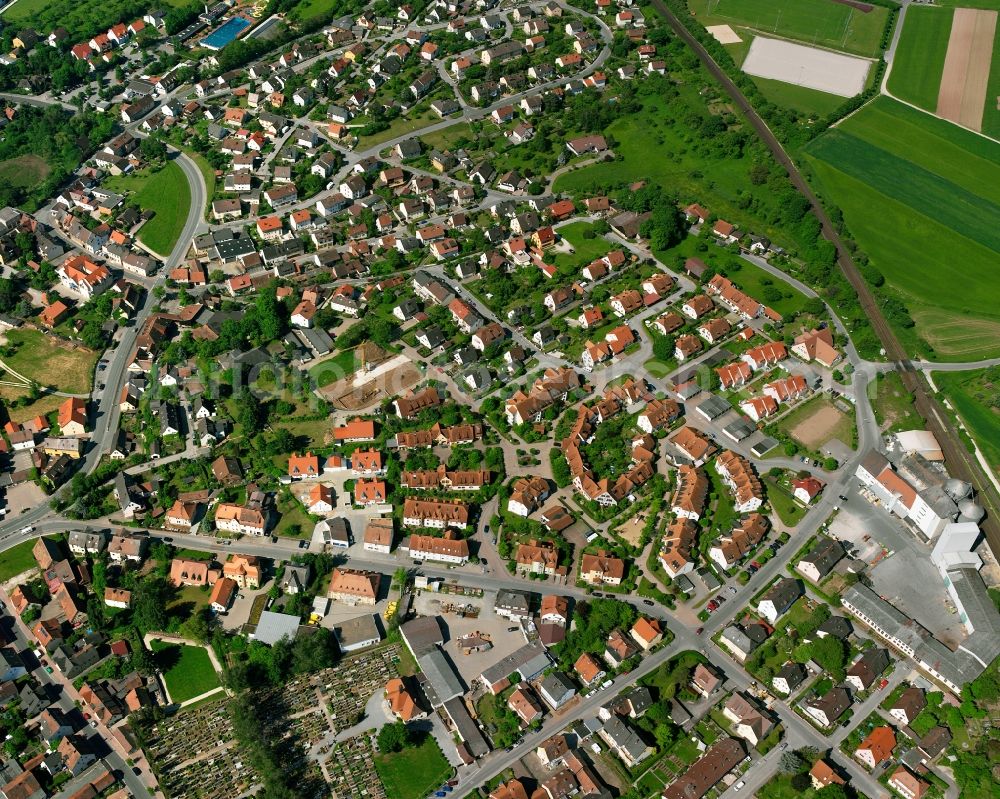 Mitte from above - Residential area - mixed development of a multi-family housing estate and single-family housing estate in Mitte in the state Bavaria, Germany