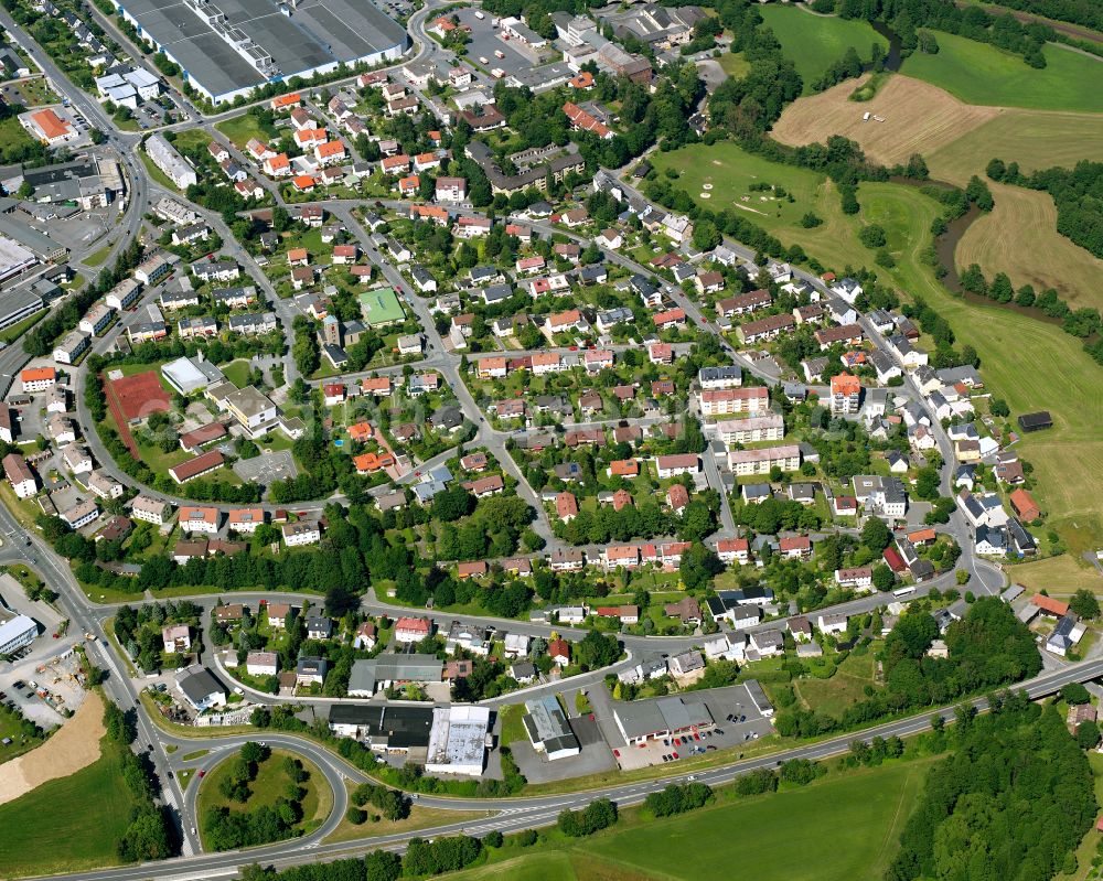 Aerial photograph Moschendorf - Residential area - mixed development of a multi-family housing estate and single-family housing estate in Moschendorf in the state Bavaria, Germany