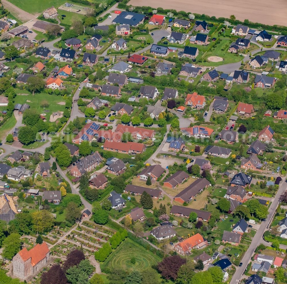 Munkbrarup from the bird's eye view: Residential area - mixed development of a multi-family housing estate and single-family housing estate in Munkbrarup in the state Schleswig-Holstein, Germany