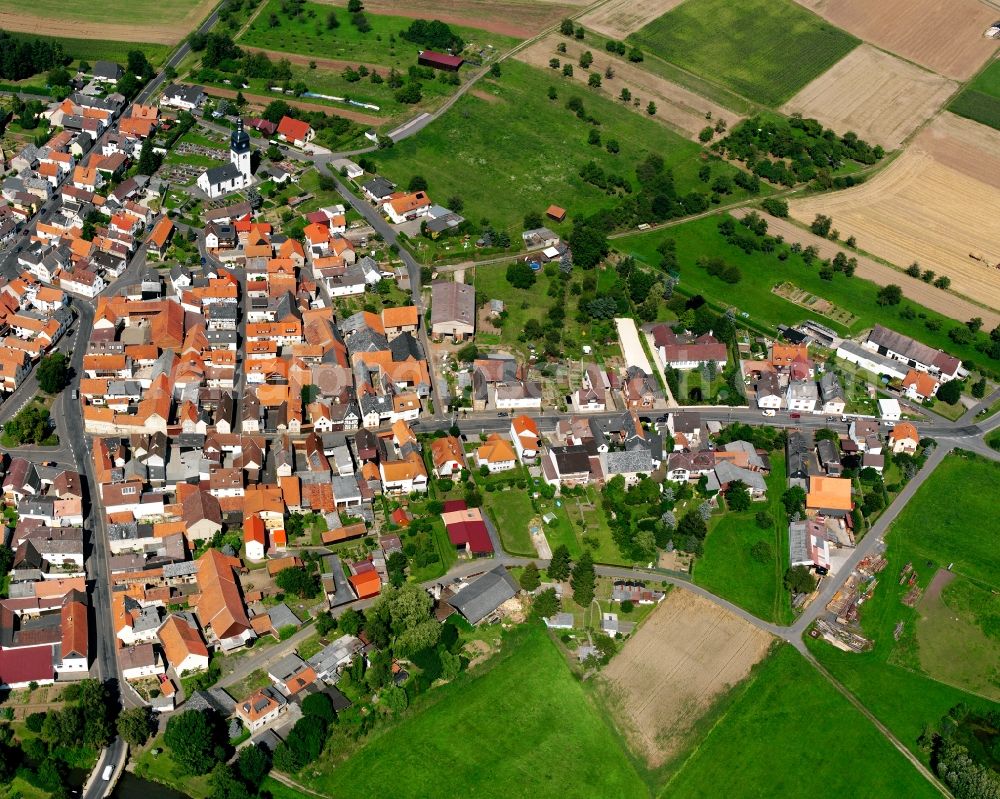 Muschenheim from above - Residential area - mixed development of a multi-family housing estate and single-family housing estate in Muschenheim in the state Hesse, Germany