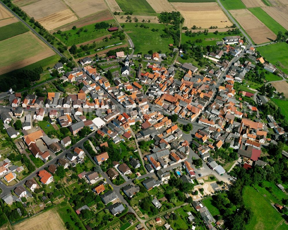 Muschenheim from the bird's eye view: Residential area - mixed development of a multi-family housing estate and single-family housing estate in Muschenheim in the state Hesse, Germany