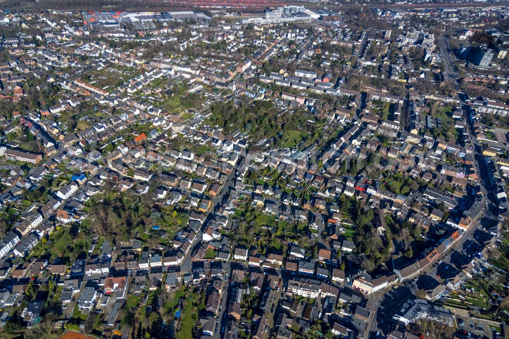 Aerial photograph Oberhausen - Residential area - mixed development of a multi-family housing estate and single-family housing estate in Oberhausen at Ruhrgebiet in the state North Rhine-Westphalia, Germany