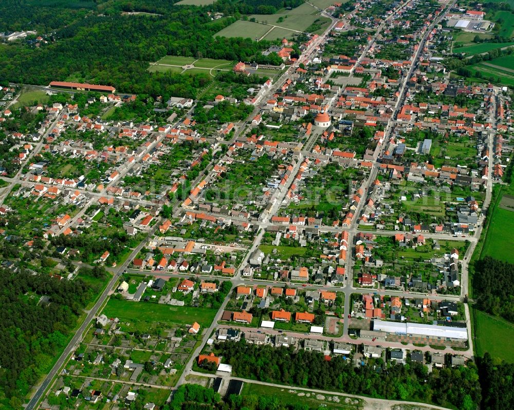 Oranienbaum from above - Residential area - mixed development of a multi-family housing estate and single-family housing estate in Oranienbaum in the state Saxony-Anhalt, Germany