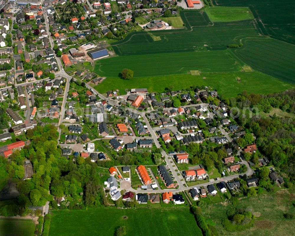 Aerial photograph Schwarzenbek - Residential area - mixed development of a multi-family housing estate and single-family housing estate in Schwarzenbek in the state Schleswig-Holstein, Germany