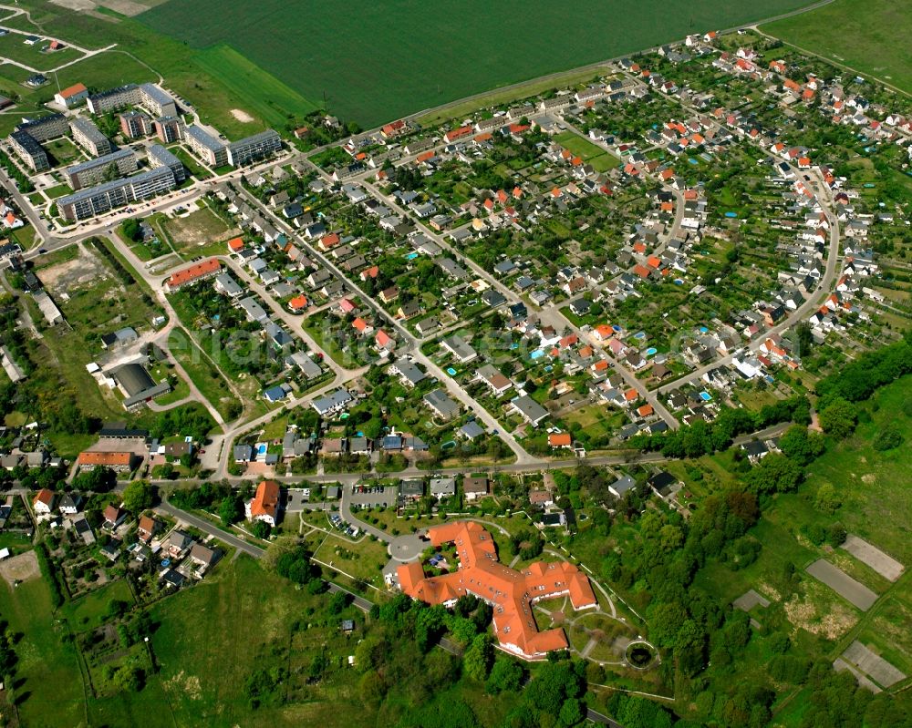 Serno from the bird's eye view: Residential area - mixed development of a multi-family housing estate and single-family housing estate in Serno in the state Saxony-Anhalt, Germany