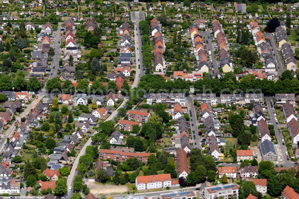 Hannover from the bird's eye view: Residential area - mixed development of a multi-family housing estate and single-family housing estate on Springer Strasse in the district Oberricklingen in Hannover in the state Lower Saxony, Germany