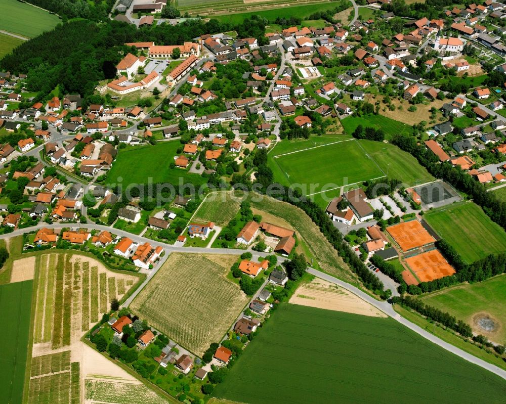 Steinach from above - Residential area - mixed development of a multi-family housing estate and single-family housing estate in Steinach in the state Bavaria, Germany