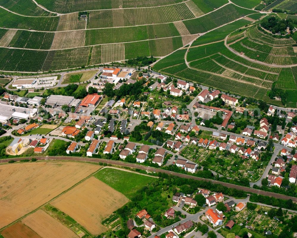 Weinsberg from the bird's eye view: Residential area - mixed development of a multi-family housing estate and single-family housing estate in Weinsberg in the state Baden-Wuerttemberg, Germany