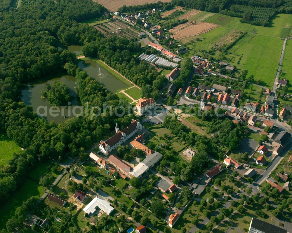 Aerial image Zabeltitz - Residential area - mixed development of a multi-family housing estate and single-family housing estate in Zabeltitz in the state Saxony, Germany