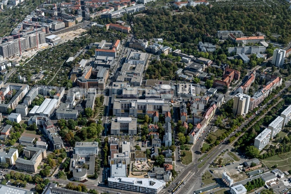 Leipzig from the bird's eye view: Residential area - mixed development of a multi-family housing estate and single-family housing estate in Zentrum-Suedost in the state Saxony, Germany