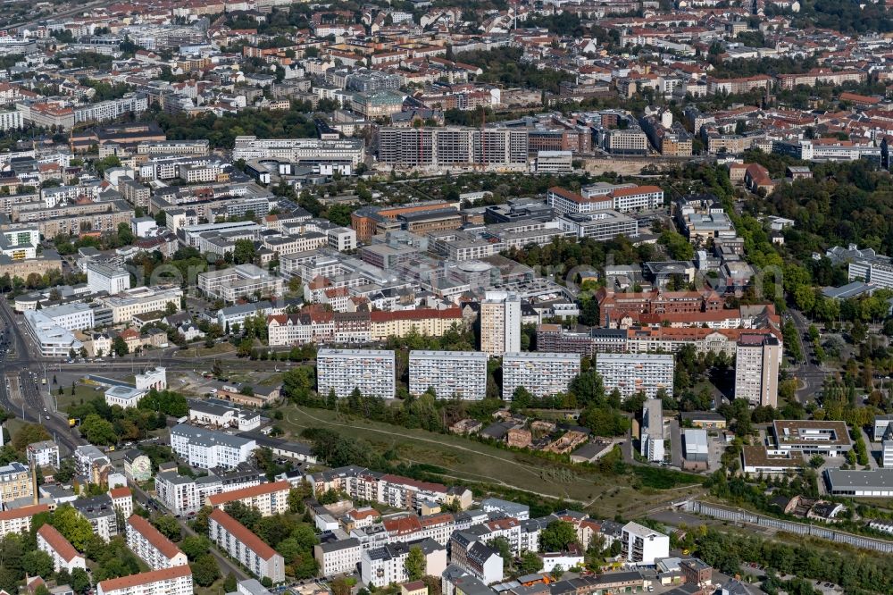 Aerial image Leipzig - Residential area - mixed development of a multi-family housing estate and single-family housing estate in Zentrum-Suedost in the state Saxony, Germany