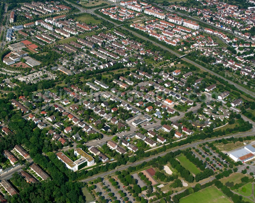 Aerial image Karlsruhe - Residential area - mixed development of a multi-family housing estate and single-family housing estate between of Strasse Am Sportplatz and Eichbaeumle in the district Waldstadt in Karlsruhe in the state Baden-Wuerttemberg, Germany