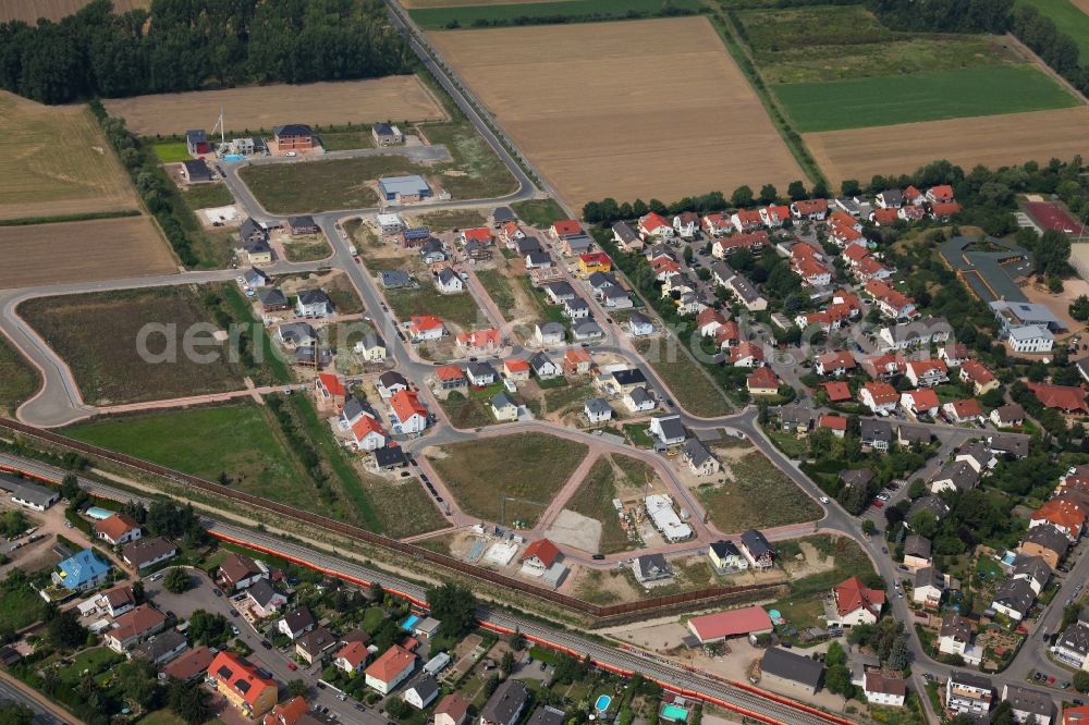 Aerial photograph Nackenheim - Residential area with surrounding field landscape along the Karl-Arand-Strasse. Family homes and construction sites of other houses in Nackenheim in the state of Rhineland-Palatinate