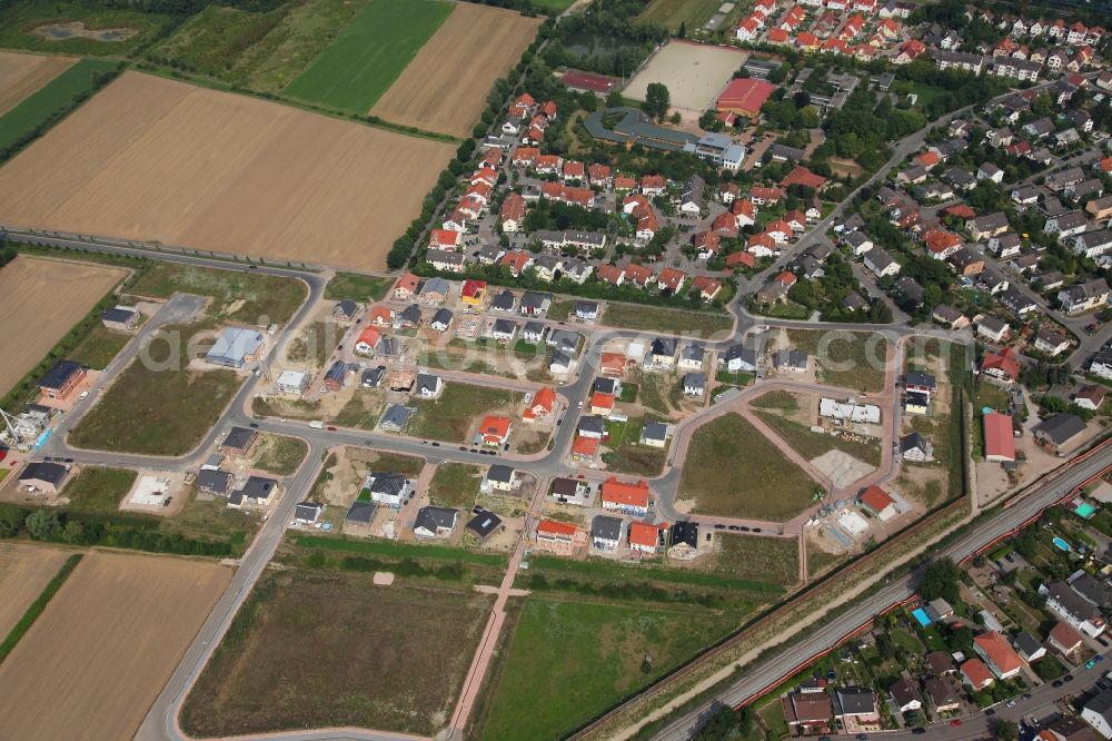 Nackenheim from the bird's eye view: Residential area with surrounding field landscape along the Karl-Arand-Strasse. Family homes and construction sites of other houses in Nackenheim in the state of Rhineland-Palatinate