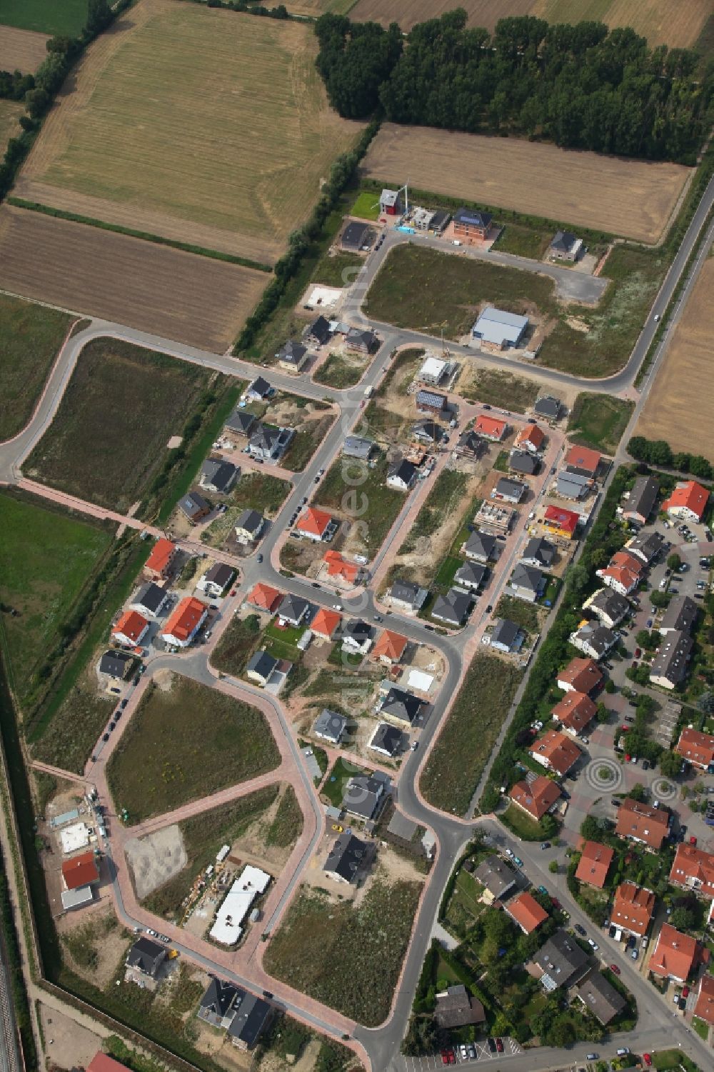 Aerial photograph Nackenheim - Residential area with surrounding field landscape along the Karl-Arand-Strasse. Family homes and construction sites of other houses in Nackenheim in the state of Rhineland-Palatinate