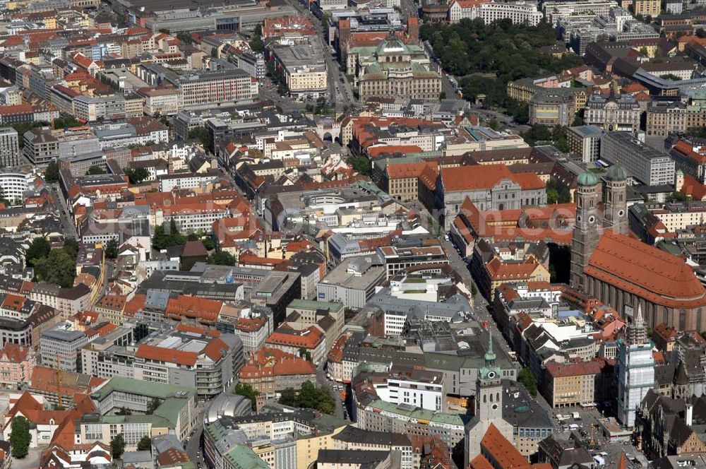 München from the bird's eye view: Blick auf das Wohngebiet nahe der Münchener Altstadt. Rechts im Bild ist die Frauenkirche zu sehen, sowie das Neue Rathaus, dessen Turm aufgrund von Bauarbeiten eingerüstet ist. Am Karlsplatz im Hintergrund des Bildes befindet sich der neubarocke Justizpalast. Munich 2007/07/14 Residential zone of Munich near the old-town. On the right border is the Frauenkirche an the New Town Hall, which is under construction. In the middle upper part of the picture you can see the 'Palace of Justice' .