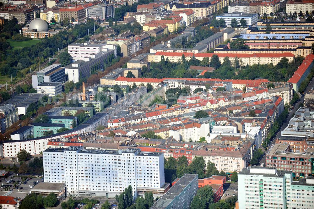 Aerial photograph Berlin Prenzlauer Berg - Wohngebiet an der Naugarder Straße Ecke Greifswalder Straße in Berlin-Prenzlauer Berg. Housing area at the Naugarder Strasse at the corner of the Greifswalder Strasse in Berlin-Prenzlauer Berg.