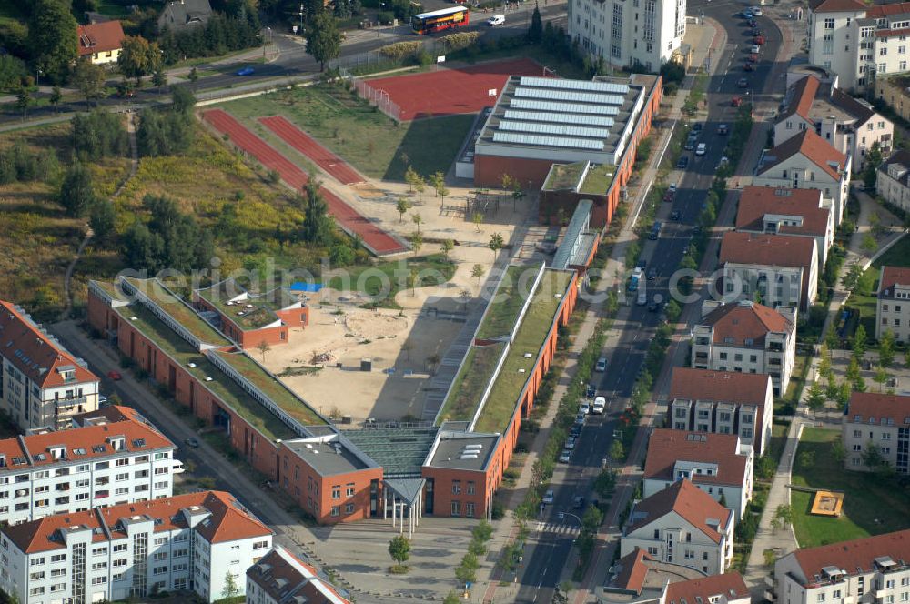 Berlin from above - Blick auf Mehrfamilienhäuser an der Achillesstraße mit der Grundschule im Panketal im Wohngebiet / Neubaugebiet Karow-Nord.