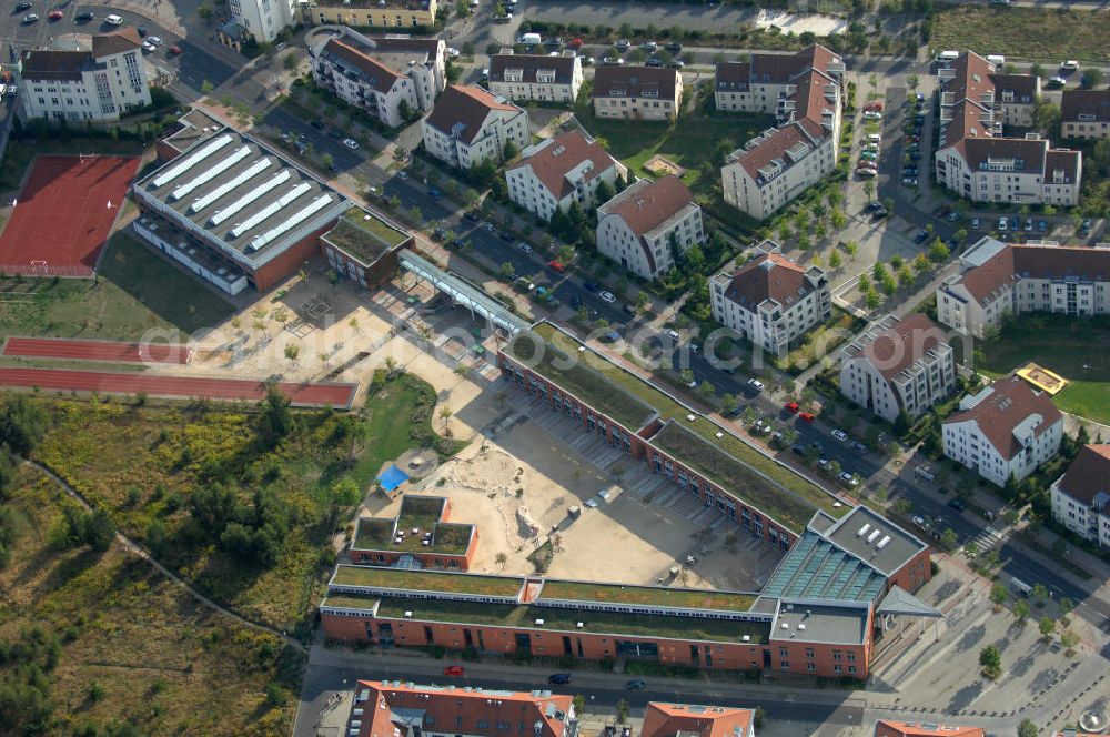 Berlin from the bird's eye view: Blick auf Mehrfamilienhäuser an der Achillesstraße mit der Grundschule im Panketal im Wohngebiet / Neubaugebiet Karow-Nord.