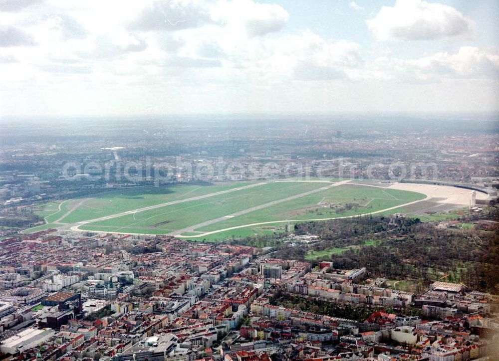 Aerial photograph Berlin - Wohngebiet an der Neuköllner Karl-Marx-Straße am Flughafen Tempelhof.