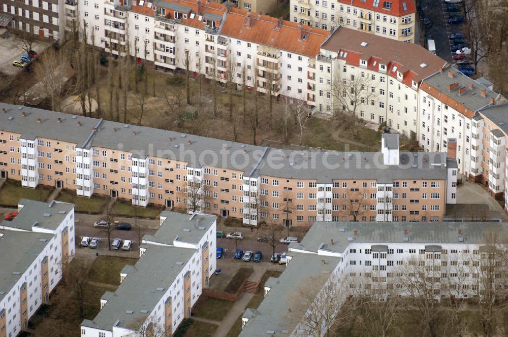 Berlin from above - Blick auf das Wohngebiet Niederschöneweide in Berlin. Niederschöneweide ist ein Ortsteil im Bezirk Treptow-Köpenick von Berlin. Im Bild die Wohnbauten an der Hainstraße direkt an der Spree. Das Spreesiedlung genannte Gebiet enstand um 1930 durch die Architekten Mebes und Emmerich und wurde im Jahr 2000 renoviert, u.a. durch Hans Timm Fensterbau im Auftrag der S.T.E.R.N. und steht unter Denkmalschutz. Kontakt: Hans Timm Fensterbau GmbH & Co. KG, Motzener Straße 10, 12277 Berlin, Tel.: 030/720831-0,