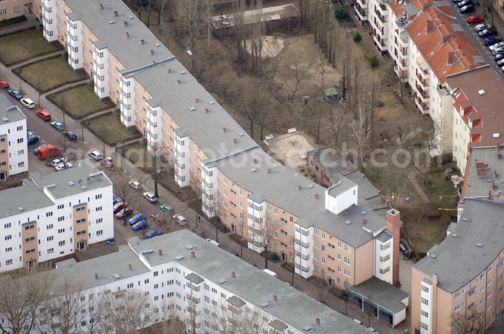 Berlin from the bird's eye view: Blick auf das Wohngebiet Niederschöneweide in Berlin. Niederschöneweide ist ein Ortsteil im Bezirk Treptow-Köpenick von Berlin. Im Bild die Wohnbauten an der Hainstraße direkt an der Spree. Das Spreesiedlung genannte Gebiet enstand um 1930 durch die Architekten Mebes und Emmerich und wurde im Jahr 2000 renoviert, u.a. durch Hans Timm Fensterbau im Auftrag der S.T.E.R.N. und steht unter Denkmalschutz. Kontakt: Hans Timm Fensterbau GmbH & Co. KG, Motzener Straße 10, 12277 Berlin, Tel.: 030/720831-0,