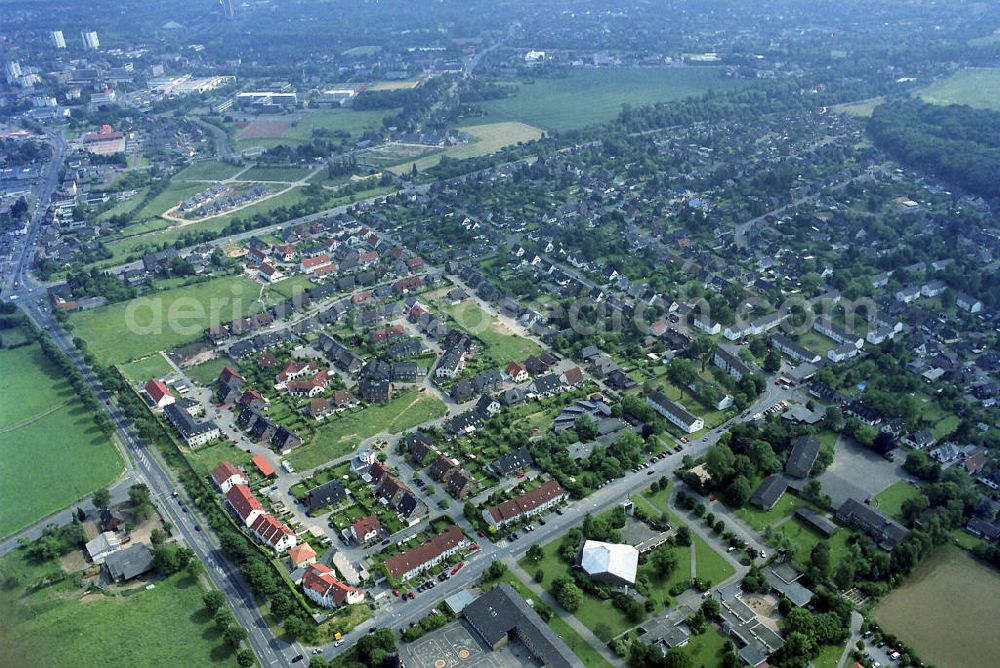 Kamp-Lintfort from the bird's eye view: Blick auf das Wohngebiet Niersenbruch, einem in den 50er Jahren entstandenen Ortsteiles der Stadt Kamp-Lintfort. View of the residential area Niersenbruch, a resulting in the 50's district of the city Kamp-Lintfort.