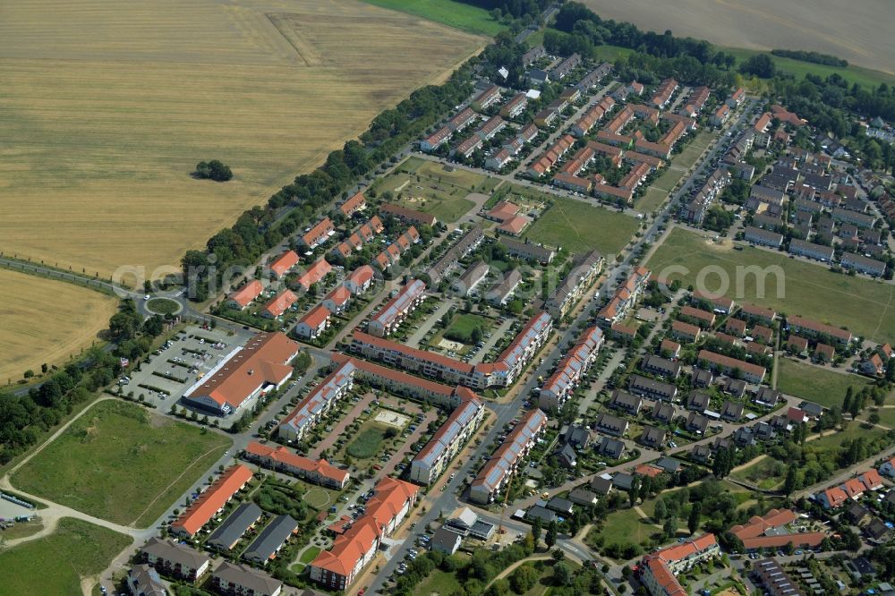 Hoppegarten from the bird's eye view: Residential area on the North Eastern edge of Hoppegarten in the state of Brandenburg. The area with its symmetrically lined up residential buildings and estates is located on a field between the streets Am Wall and Brandenburgische Strasse