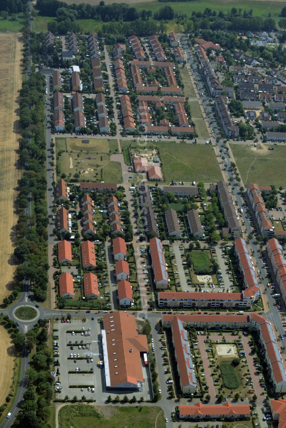 Aerial image Hoppegarten - Residential area on the North Eastern edge of Hoppegarten in the state of Brandenburg. The area with its symmetrically lined up residential buildings and estates is located on a field between the streets Am Wall and Brandenburgische Strasse