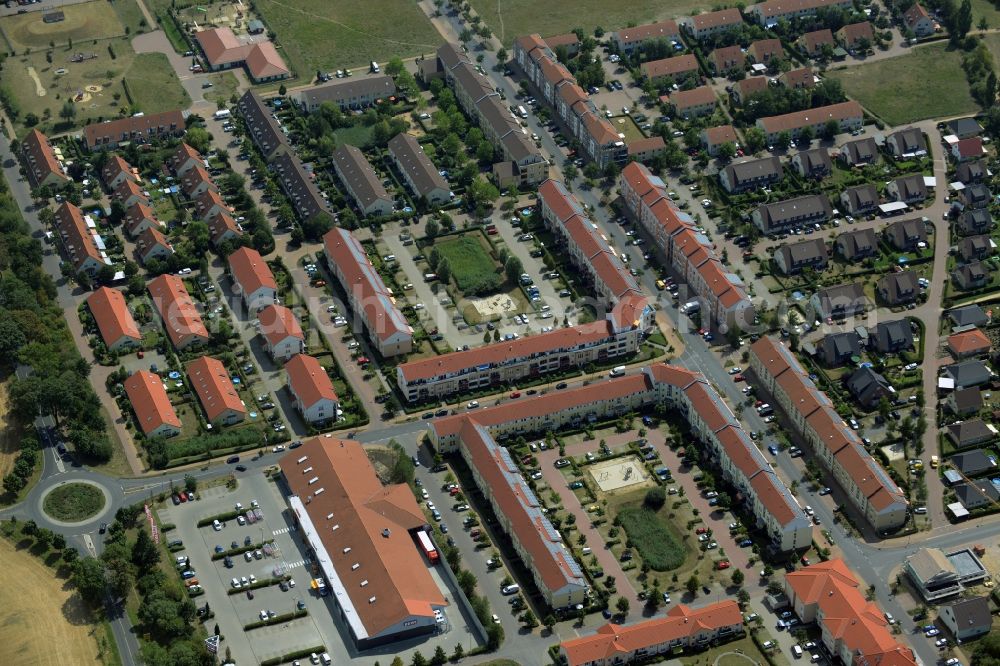 Aerial photograph Hoppegarten - Residential area on the North Eastern edge of Hoppegarten in the state of Brandenburg. The area with its symmetrically lined up residential buildings and estates is located between the streets Am Wall and Brandenburgische Strasse