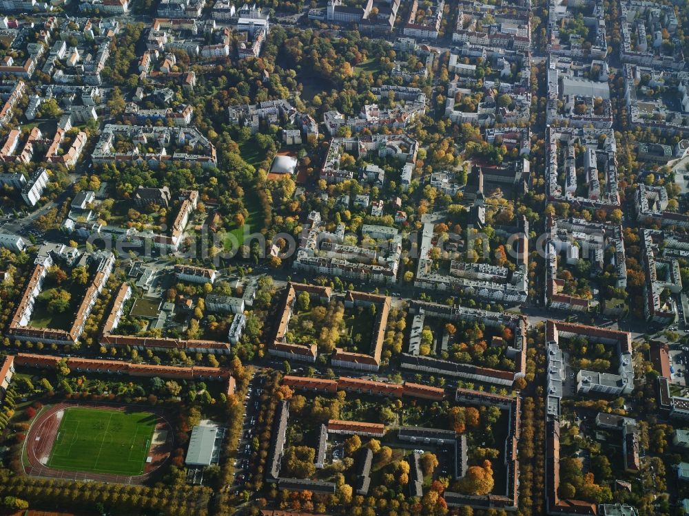 Aerial image Berlin - Residential area in the North of Alboinplatz Square and along Manteuffelstrasse in the district of Tempelhof-Schoeneberg in Berlin in Germany. The area consists of several residential buildings and estates with green areas and sports facilities and is located along Alboinstrasse and Manteuffelstrasse