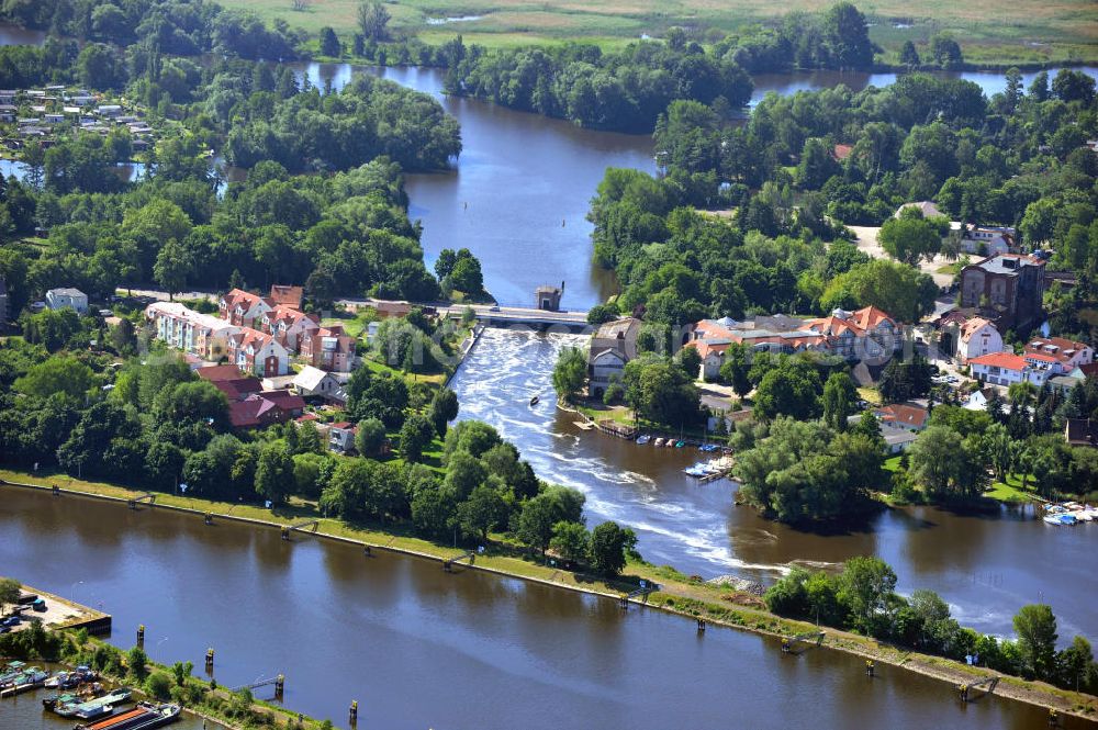 Aerial image Brandenburg - Blick über den Vorhafen der Vorstadtschleuse auf das Wohngebiet an der Krakauer Straße. Die Krakauer Brücke verbindet die Domlinden mit der Krakauer Straße. View of the outer habour of the Vorstadt lock and the housing area Krakauer Straße. The Krakauer bridge is the connection between the Domlinden and the Krakauer Strasse.