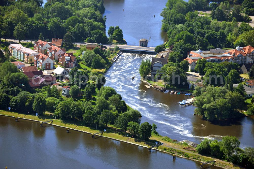 Aerial photograph Brandenburg - Blick über den Vorhafen der Vorstadtschleuse auf das Wohngebiet an der Krakauer Straße. Die Krakauer Brücke verbindet die Domlinden mit der Krakauer Straße. View of the outer habour of the Vorstadt lock and the housing area Krakauer Straße. The Krakauer bridge is the connection between the Domlinden and the Krakauer Strasse.