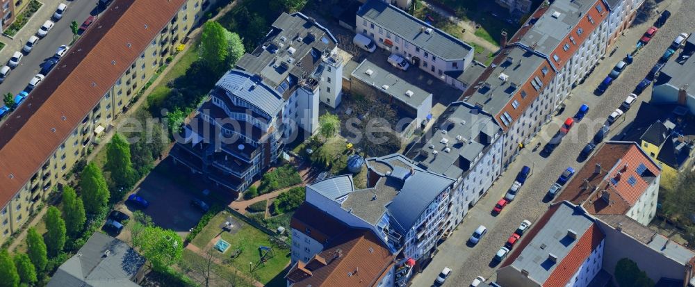 Aerial photograph Berlin - Residential area on Parrisius Street in the Koepenick part of the district of Treptow-Koepenick in Berlin. The residential area consists of semi-detached houses, estates and newly built multi-family buildings with terraces and distinct architecture