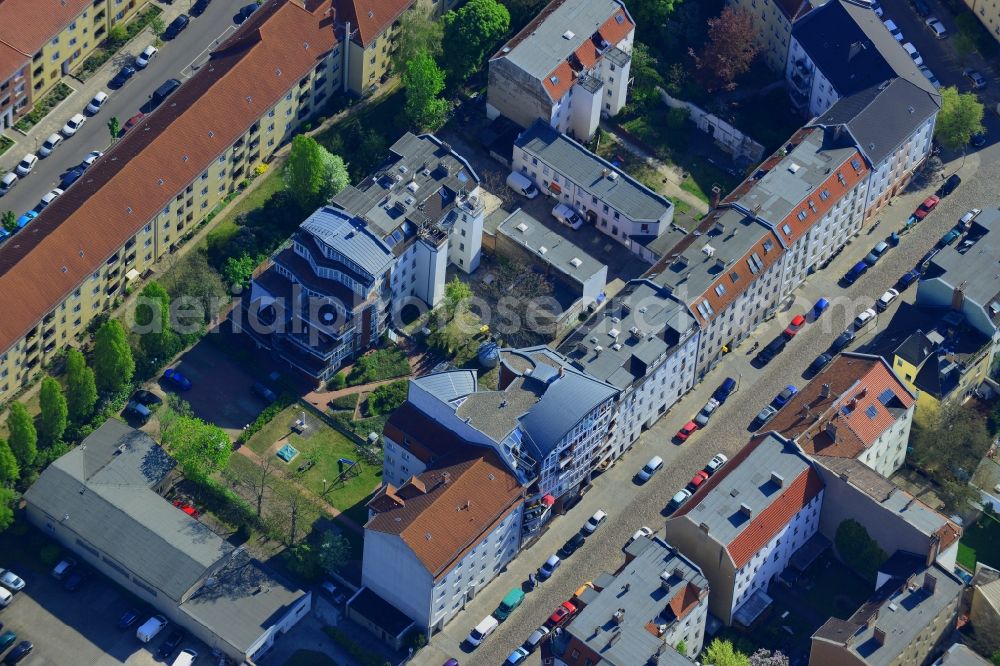 Berlin from the bird's eye view: Residential area on Parrisius Street in the Koepenick part of the district of Treptow-Koepenick in Berlin. The residential area consists of semi-detached houses, estates and newly built multi-family buildings with terraces and distinct architecture