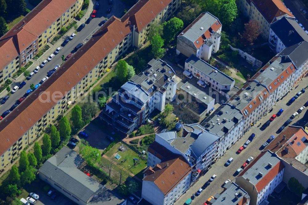 Aerial image Berlin - Residential area on Parrisius Street in the Koepenick part of the district of Treptow-Koepenick in Berlin. The residential area consists of semi-detached houses, estates and newly built multi-family buildings with terraces and distinct architecture