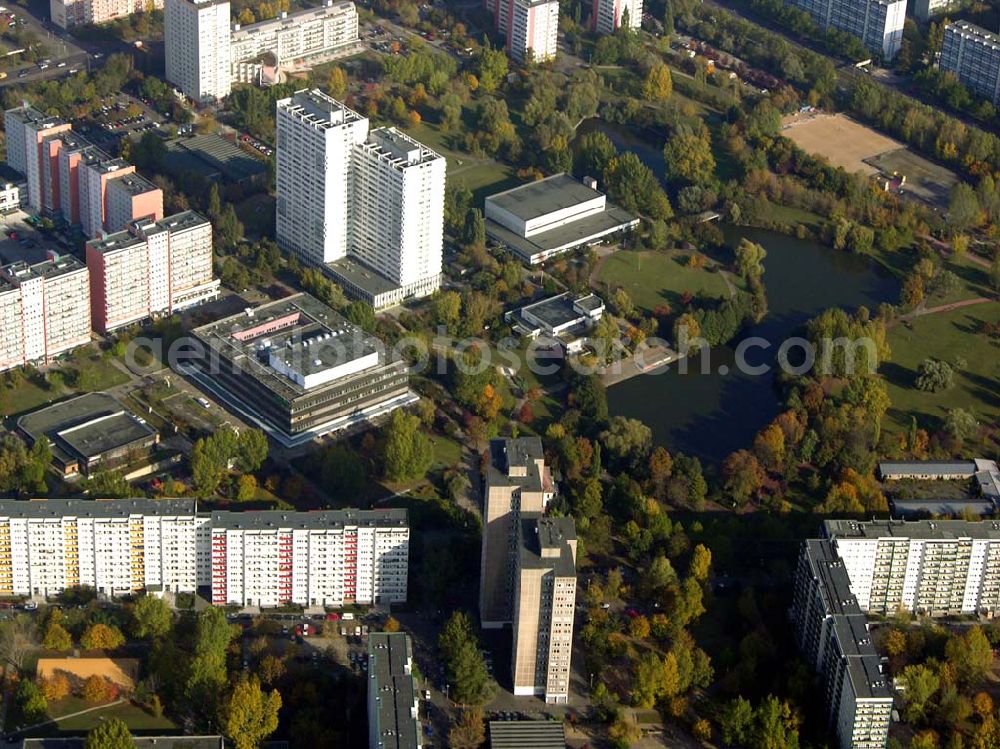 Aerial image Berlin- Lichtenberg - 20.10.2004 Blick auf das Wohngebiet am Pennpfuhl und der direkt am Wohngebiet liegenden Kaufhof Filiale.