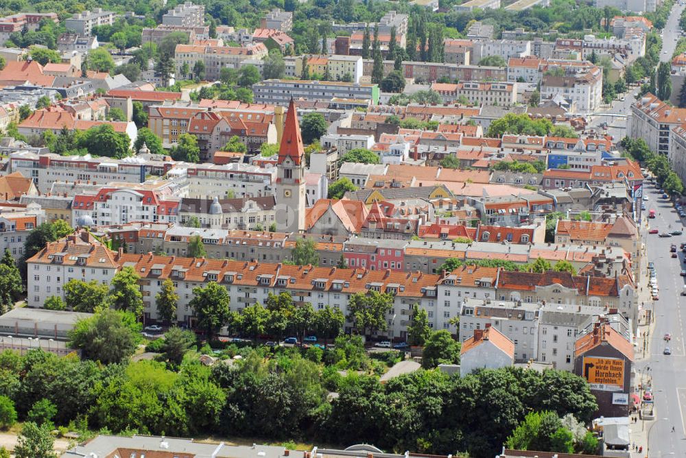 Berlin Tempelhof from the bird's eye view: Blick auf die Dächer des Wohngebietes in Berlin Neukölln an der Philipp-Melanchthon-Kirche in der Kranoldstrasse beim Landeanflug auf den Flughafen Berlin-Tempelhof fotografiert.