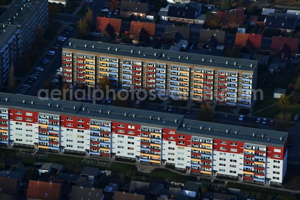 Aerial photograph Neubrandenburg - Residential area with colorful prefabricated in Neubrandenburg in Mecklenburg-Vorpommern