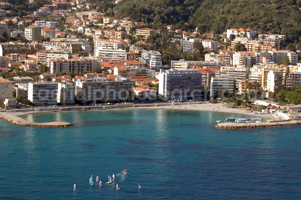 Aerial photograph Roquebrune-Cap-Martin - Blick auf ein Wohngebiet an der Promenade Robert Schumann im Stadtteil Cap-Martin in Roquebrune-Cap-Martin. Roquebrune-Cap-Martin ist eine französische Gemeinde, die zwischen Monaco und Menton an der Cote d' Azur liegt. Das eigentliche Dorf befindet sich auf einer Höhe von 225 m, vor einer Bergkulisse, die durch den Mont Agel dominiert wird. Ein Teil der Stadtgrenze ist gleichzeitig die Staatsgrenze zum Fürstentum Monaco.