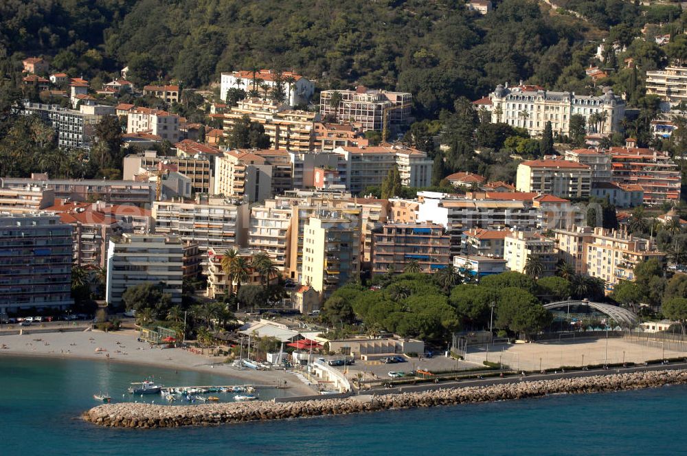 Roquebrune-Cap-Martin from above - Blick auf ein Wohngebiet an der Promenade Robert Schumann im Stadtteil Cap-Martin in Roquebrune-Cap-Martin. Roquebrune-Cap-Martin ist eine französische Gemeinde, die zwischen Monaco und Menton an der Cote d' Azur liegt. Das eigentliche Dorf befindet sich auf einer Höhe von 225 m, vor einer Bergkulisse, die durch den Mont Agel dominiert wird. Ein Teil der Stadtgrenze ist gleichzeitig die Staatsgrenze zum Fürstentum Monaco.