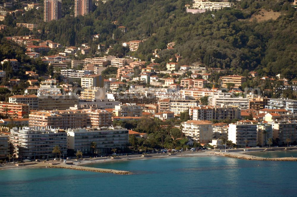 Aerial image Roquebrune-Cap-Martin - Blick auf ein Wohngebiet an der Promenade Robert Schumann im Stadtteil Cap-Martin in Roquebrune-Cap-Martin. Roquebrune-Cap-Martin ist eine französische Gemeinde, die zwischen Monaco und Menton an der Cote d' Azur liegt. Das eigentliche Dorf befindet sich auf einer Höhe von 225 m, vor einer Bergkulisse, die durch den Mont Agel dominiert wird. Ein Teil der Stadtgrenze ist gleichzeitig die Staatsgrenze zum Fürstentum Monaco.