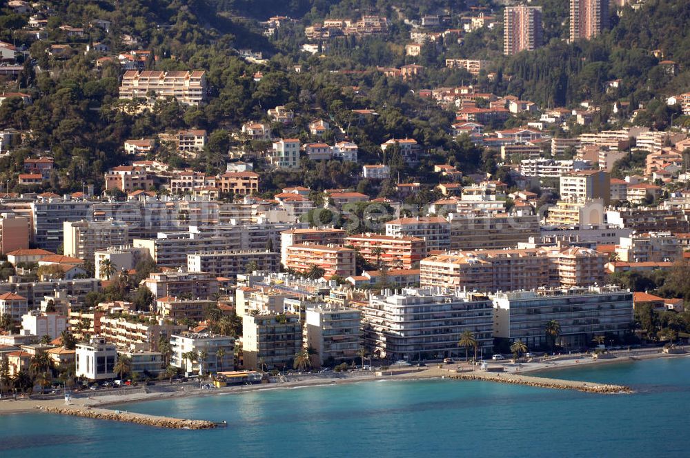 Aerial photograph Roquebrune-Cap-Martin - Blick auf ein Wohngebiet an der Promenade Robert Schumann im Stadtteil Cap-Martin in Roquebrune-Cap-Martin. Roquebrune-Cap-Martin ist eine französische Gemeinde, die zwischen Monaco und Menton an der Cote d' Azur liegt. Das eigentliche Dorf befindet sich auf einer Höhe von 225 m, vor einer Bergkulisse, die durch den Mont Agel dominiert wird. Ein Teil der Stadtgrenze ist gleichzeitig die Staatsgrenze zum Fürstentum Monaco.